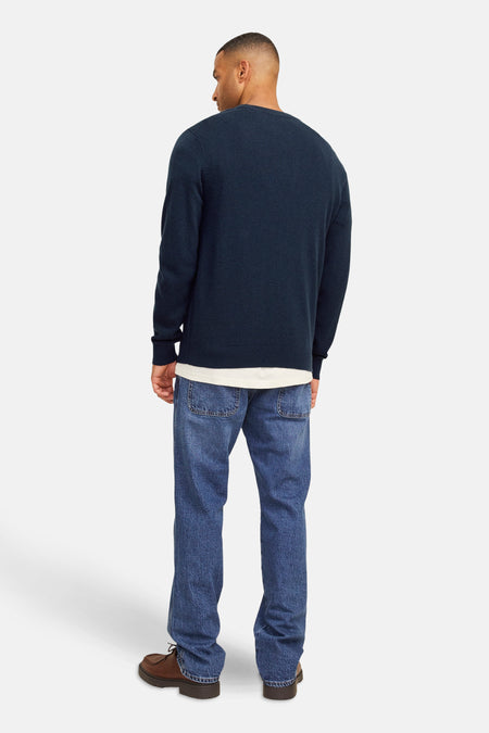 T-shirt bleu avec col rond de Royal Denim Division, vu de derrière, associé à des jeans et des chaussures brunes.