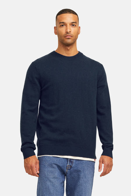 T-shirt bleu avec col rond de Royal Denim Division, porté avec un t-shirt blanc et des jeans bleus.