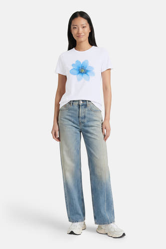 Witte korte mouwen t-shirt met blauwe bloemprint van JJXX, gedragen met lichtblauwe jeans en witte sneakers, front view