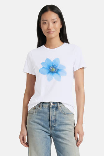 Witte korte mouwen t-shirt met blauwe bloemprint van JJXX, gedragen met lichtblauwe jeans, front view