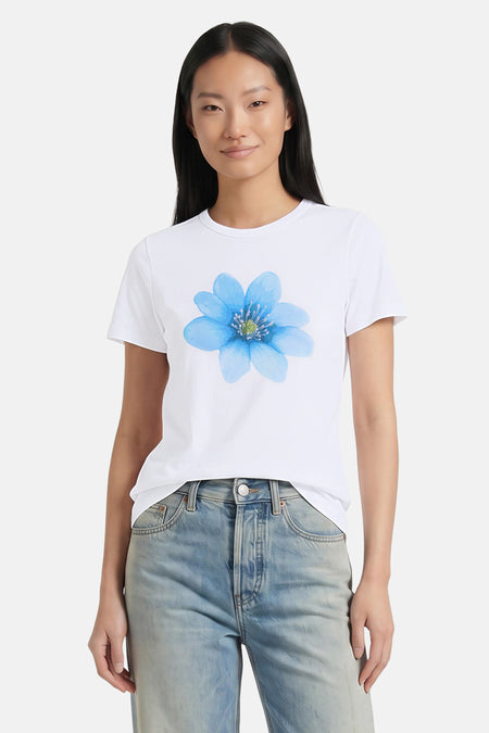 Witte korte mouwen t-shirt met blauwe bloemprint van JJXX, gedragen met lichtblauwe jeans, front view