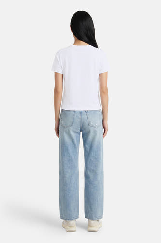 Witte korte mouwen t-shirt van JJXX, rugzijde, gladde stof, model draagt lichte jeans en witte sneakers