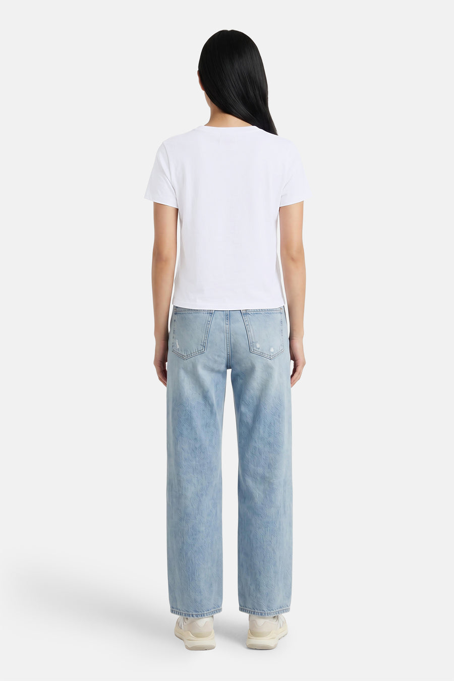 Witte korte mouwen t-shirt van JJXX, rugzijde, gladde stof, model draagt lichte jeans en witte sneakers