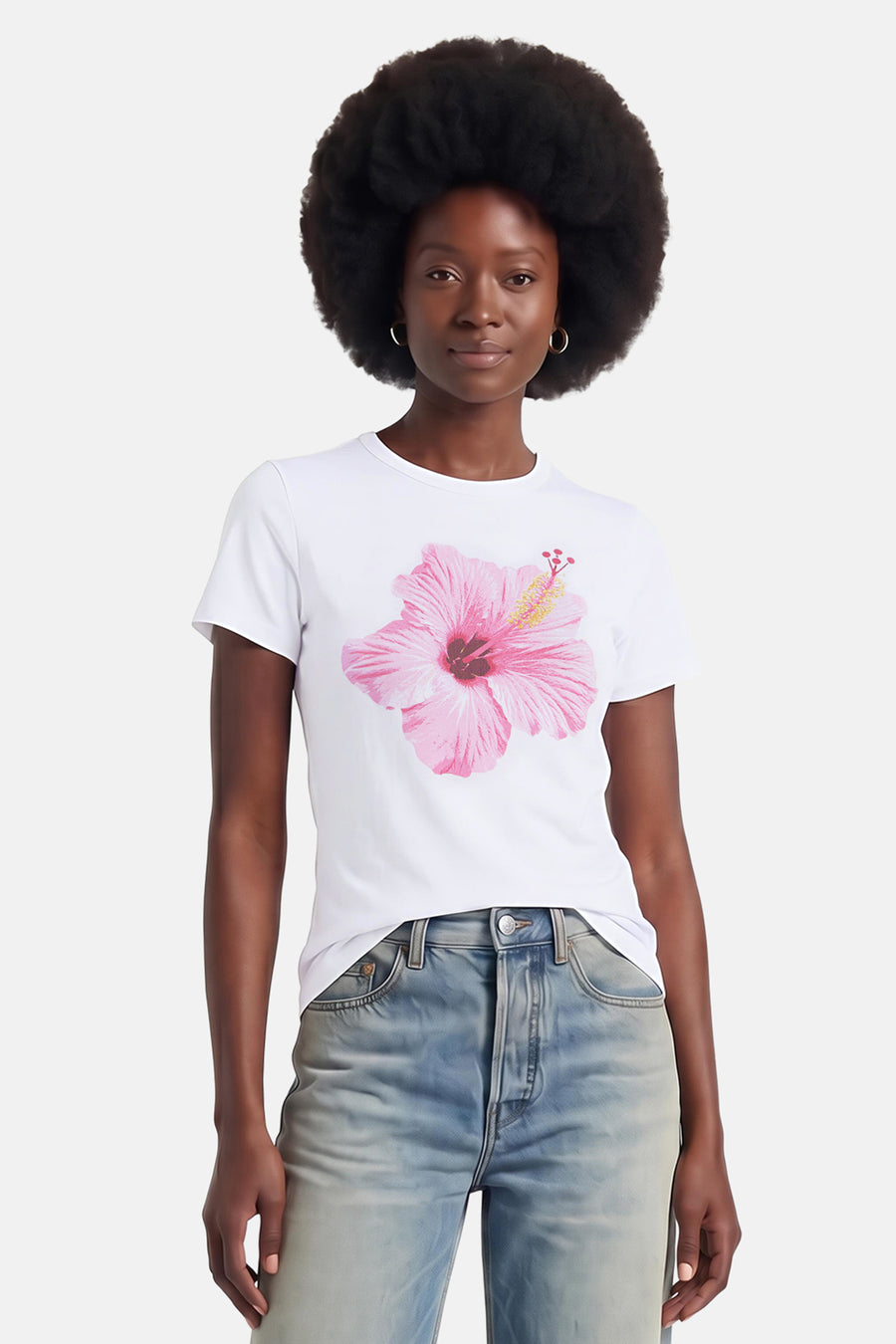 Witte korte mouwen t-shirt met roze hibiscusprint van JJXX, gedragen met lichtblauwe jeans, front view