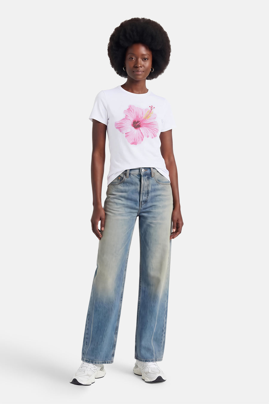 Witte korte mouwen t-shirt met roze hibiscusprint van JJXX, gedragen met bleekblauwe jeans en witte sneakers, front view