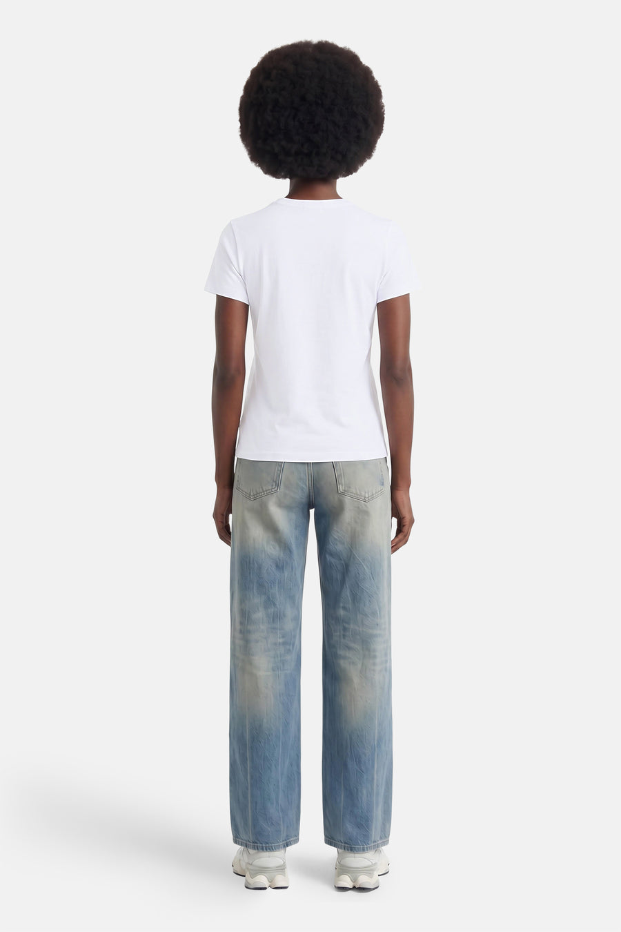 Witte korte mouwen t-shirt van JJXX, achterzijde, gladde stof, model draagt lichte jeans en witte sneakers