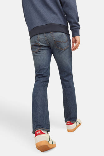 Donkerblauwe straight jeans van JACK & JONES JEANS INTELLIGENCE, met bruine stiksels en gecombineerd met witte sneakers.
