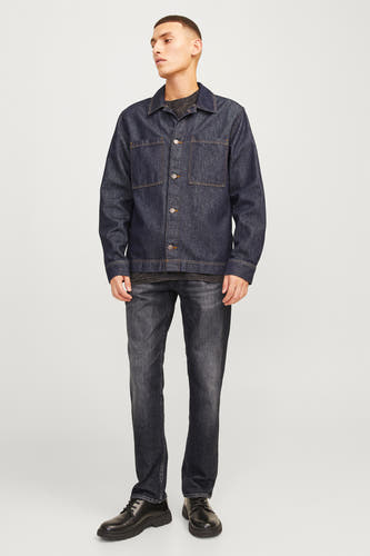 Donkergrijze straight jeans van JACK & JONES JEANS INTELLIGENCE, gedragen met een donkerblauw denim jack en zwarte leren schoenen.