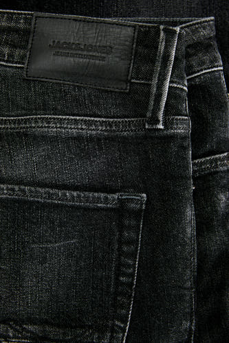 Jean droit gris anthracite de JACK & JONES JEANS INTELLIGENCE, avec poche arrière et étiquette en cuir sur la ceinture.