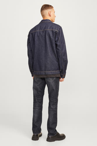 Jean droit gris clair de JACK & JONES JEANS INTELLIGENCE, avec une structure denim visible, porté avec un blouson denim bleu foncé.