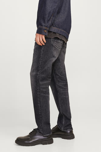 Jean droit gris anthracite de JACK & JONES JEANS INTELLIGENCE, avec une veste en denim bleu marine.