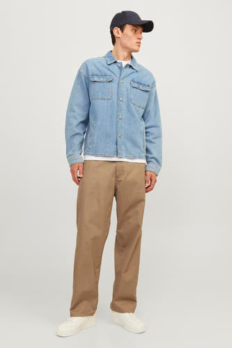 Beige broek van JACK & JONES JEANS INTELLIGENCE, met losse pasvorm en witte sneakers.