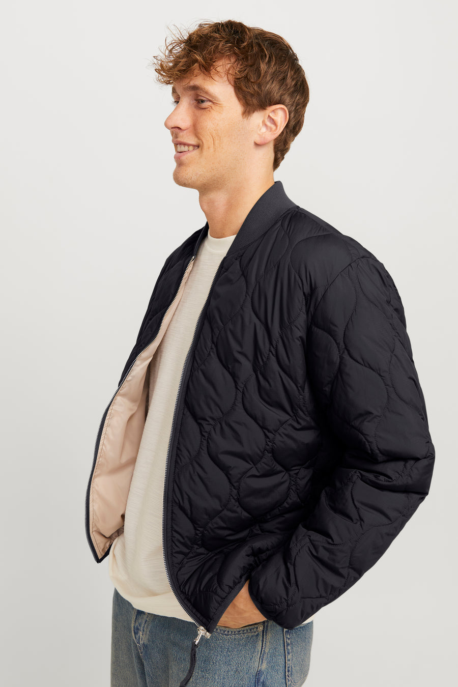 Zwarte korte jas van PREMIUM BLUE by JACK & JONES, met een gewatteerd ruitpatroon en open rits vooraan.