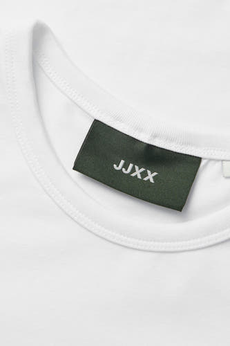 T-shirt blanc à manches longues de JJXX, gros plan du col avec étiquette.