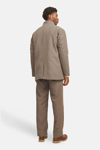Lange beige jas van PREMIUM by JACK & JONES, met bijpassende pantalon en bruine schoenen, rug aanzicht.
