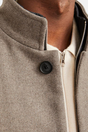 Beige lange jas van PREMIUM by JACK & JONES, met een knoop en een zilverkleurige rits.
