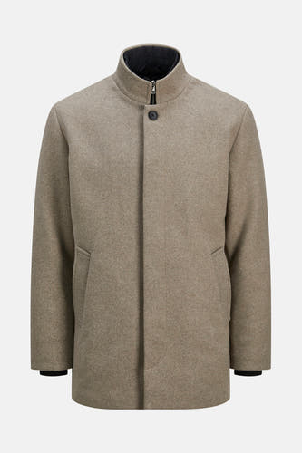 Beige lange jas van PREMIUM by JACK & JONES, met een opstaande kraag en knoopsluiting.