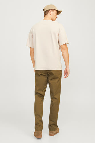 Beige T-shirt met korte mouwen van CORE BY JACK & JONES, gecombineerd met kaki broek en suède schoenen.