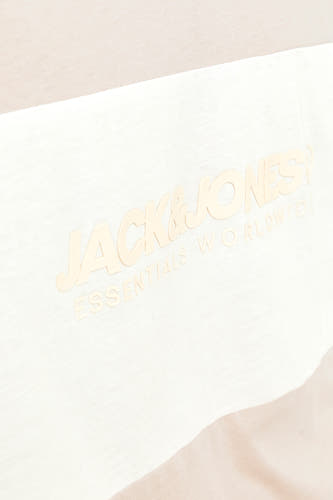 Beige T-shirt met korte mouwen van CORE by JACK & JONES, met subtiele logo-opdruk.