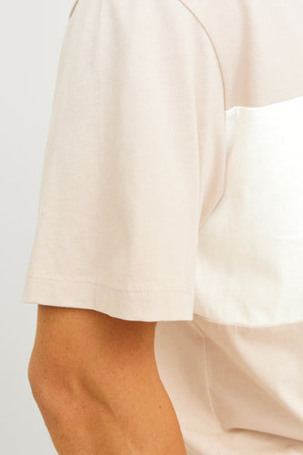 Beige T-shirt met wit vlak.