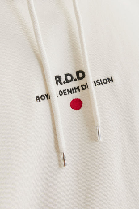 Gilet écru avec un chapeau de Royal Denim Division, avec des cordons et une tache décorative rouge.