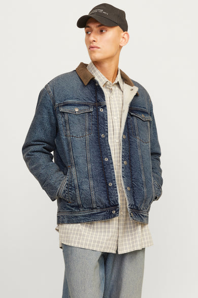 Jeansjas van donkerblauw denim van JACK & JONES JEANS INTELLIGENCE, met bruine kraag en ruitjeshemd eronder.