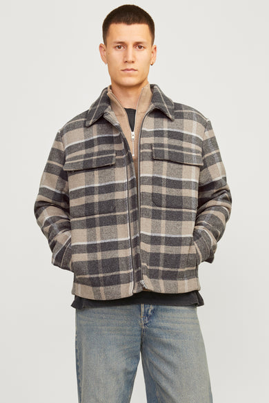 Korte bruine jas van PREMIUM by JACK & JONES, met een ruitpatroon en zakken.
