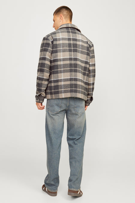 Bruine korte jas van PREMIUM by JACK & JONES, met een geruit patroon, te zien op de achterkant.