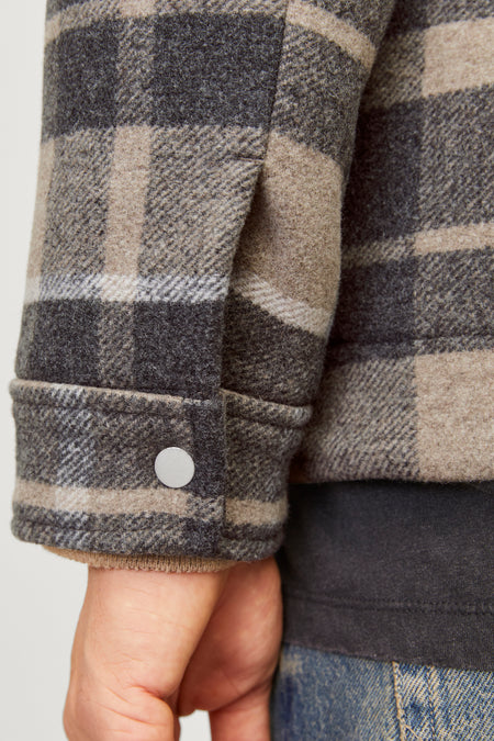 Bruine korte jas van PREMIUM by JACK & JONES met ruitpatroon, knoopsluiting op de mouw en een casual uitstraling.