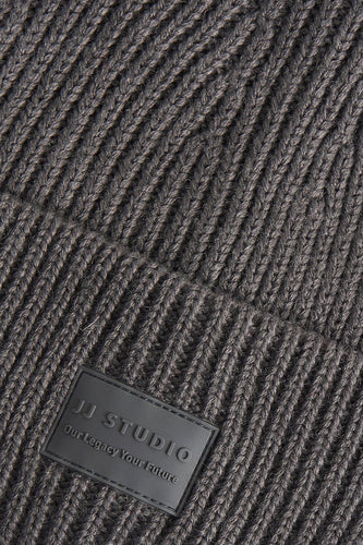 Grijze muts van ACCESSORIES BY JACK & JONES, met een ribgebreide textuur en een klein logo detail.
