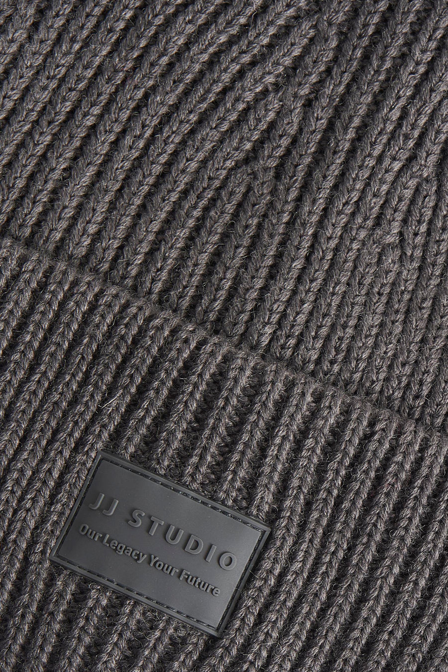 Grijze muts van ACCESSORIES BY JACK & JONES, met een ribgebreide textuur en een klein logo detail.
