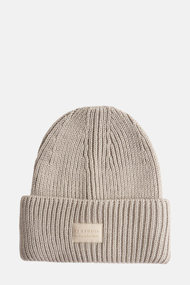 Beige gebreide muts van ACCESSORIES BY JACK & JONES, met ribtextuur en een opgenaaid label.