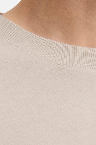 Beige trui met ronde hals van PREMIUM by JACK & JONES, close-up weergave van de halslijn en textuur.