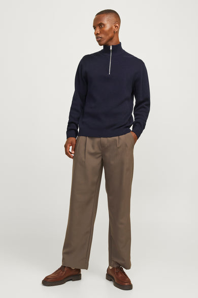 Blauwe trui met rolkraag van PREMIUM by JACK & JONES, met een halve ritssluiting en bruine pantalon.