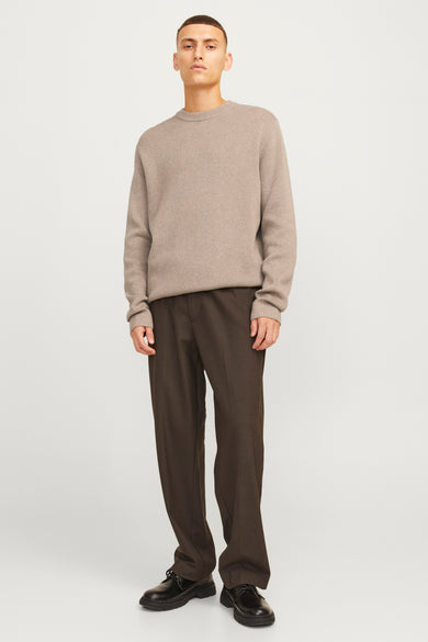 Beige trui met ronde hals van PREMIUM by JACK & JONES, gecombineerd met donkere pantalon en zwarte schoenen.
