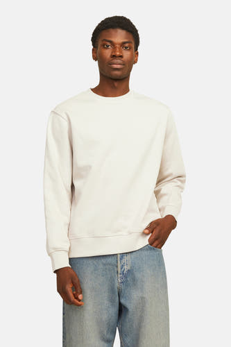 Gilet beige d'ORIGINALS BY JACK & JONES, avec des manches longues et associé à des jeans bleus.