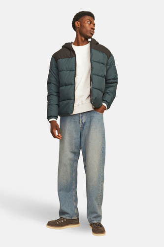 Gilet beige d'ORIGINALS BY JACK & JONES, porté avec un pull à capuchon et des jeans larges.