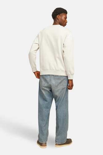 Gilet beige d'ORIGINALS BY JACK & JONES, vu de dos, associé à des jeans bleus et des chaussures marrons.
