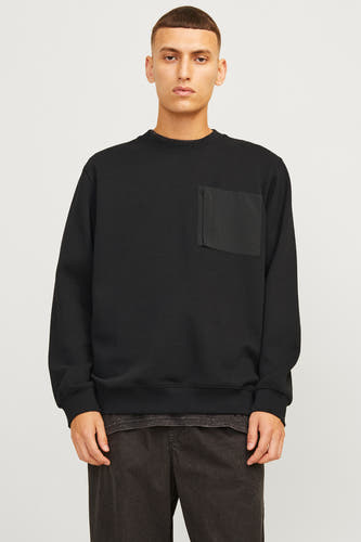 Zwarte sweater van CORE BY JACK & JONES met een vierkant zakdetail op de borst.