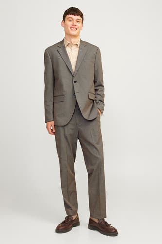 Grijze blazer van PREMIUM by JACK & JONES, met een knoopsluiting, gecombineerd met een beige overhemd en bruine schoenen.