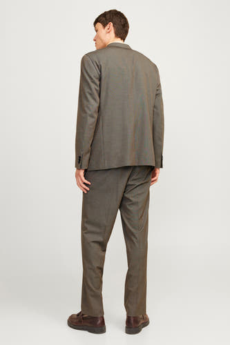 Grijs blazer van PREMIUM by JACK & JONES, rugaanzicht, gedragen met bijpassende pantalon en bruine schoenen.
