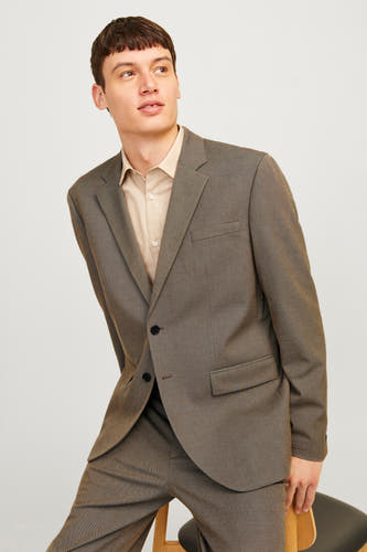 Grijze blazer van PREMIUM by JACK & JONES, met een fijne textuur en een beige overhemd eronder.
