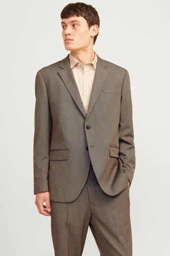 Grijze blazer van PREMIUM by JACK & JONES, met een knoop en zakken, gedragen over een licht beige shirt.
