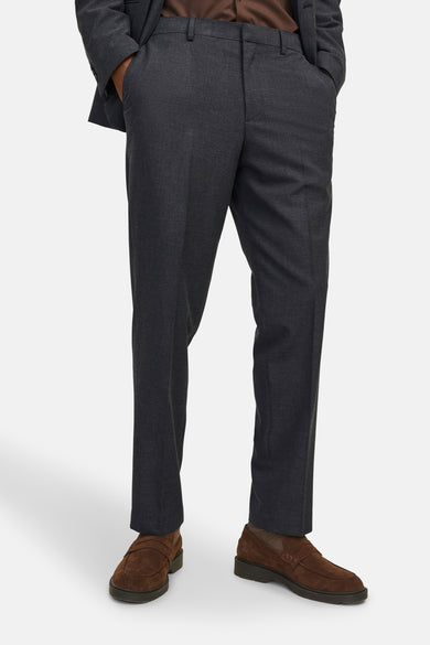 Grijze kostuumbroek van PREMIUM by JACK & JONES, met steekzakken en bruine suède loafers.
