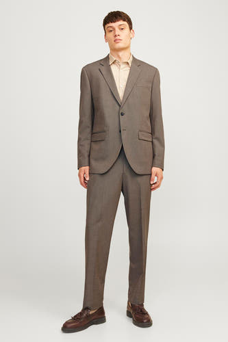 Pantalon gris de costume de PREMIUM by JACK & JONES, porté avec un chemisier beige et des chaussures marron.