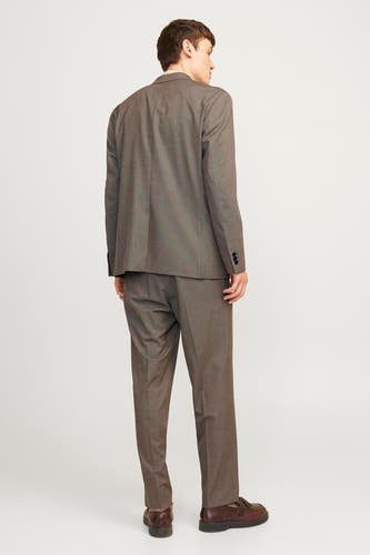 Pantalon gris de costume PREMIUM by JACK & JONES, vu de derrière, associé à un collet correspondant et des chaussures brunes.