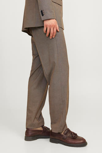 Pantalon gris PREMIUM by JACK & JONES, complet avec un col et des chaussures en cuir marron à glands, vue de côté.