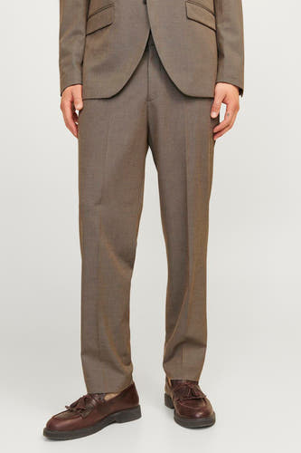 Pantalon gris de costume PREMIUM by JACK & JONES, avec un motif uni et des chaussures en cuir marron.