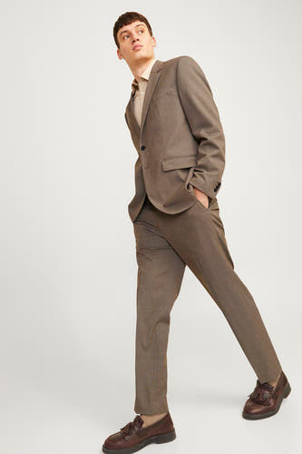 Pantalon gris PREMIUM by JACK & JONES, associé à des loafers en cuir marron et une chemise beige.