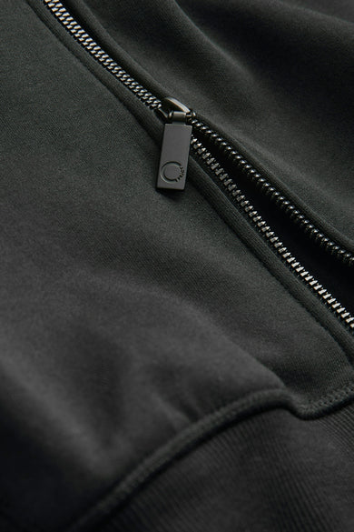 Zwart gilet van CORE BY JACK & JONES, met een zilverkleurige rits en een subtiele merklogo op de ritssluiting.